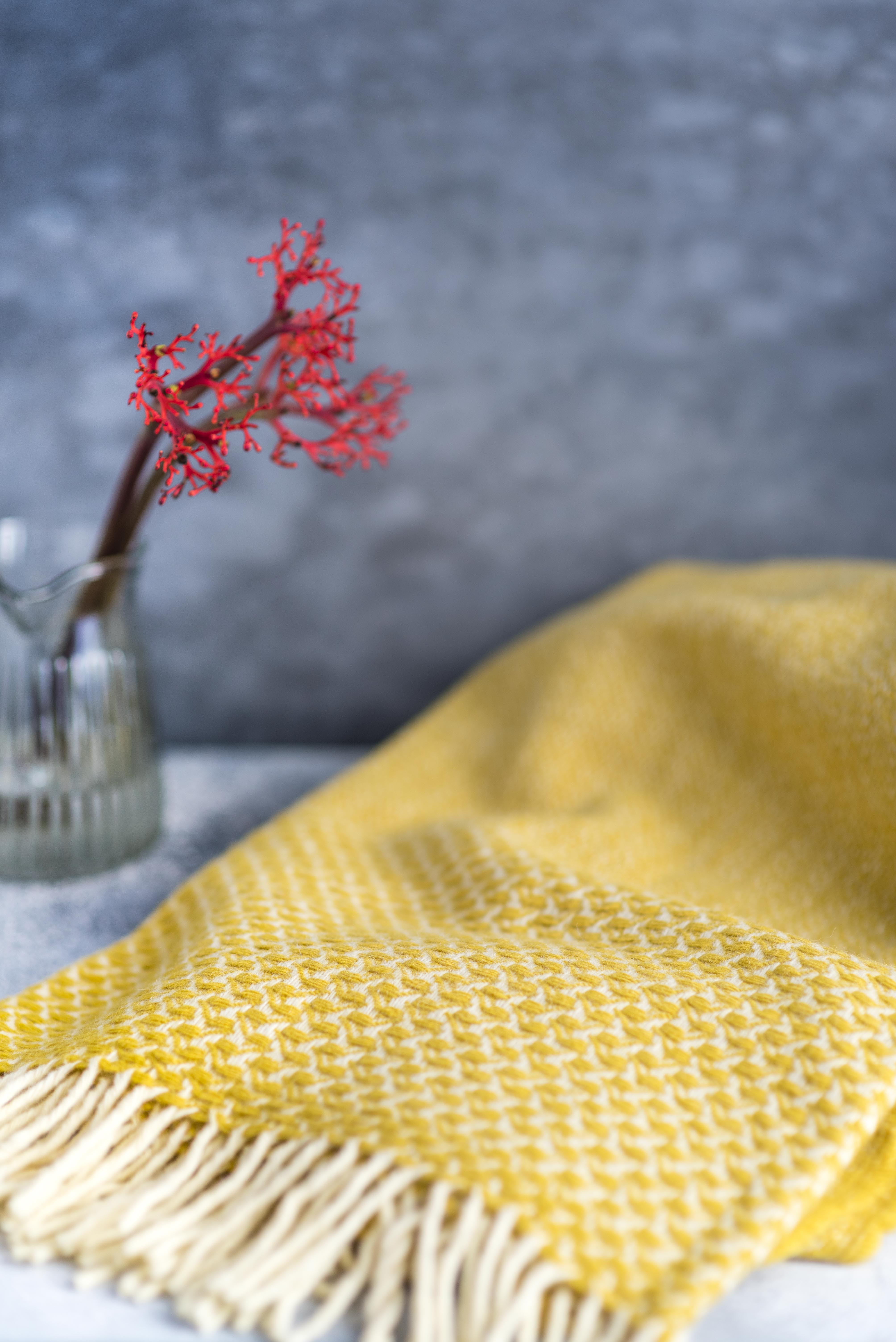 Plaid en laine jaune