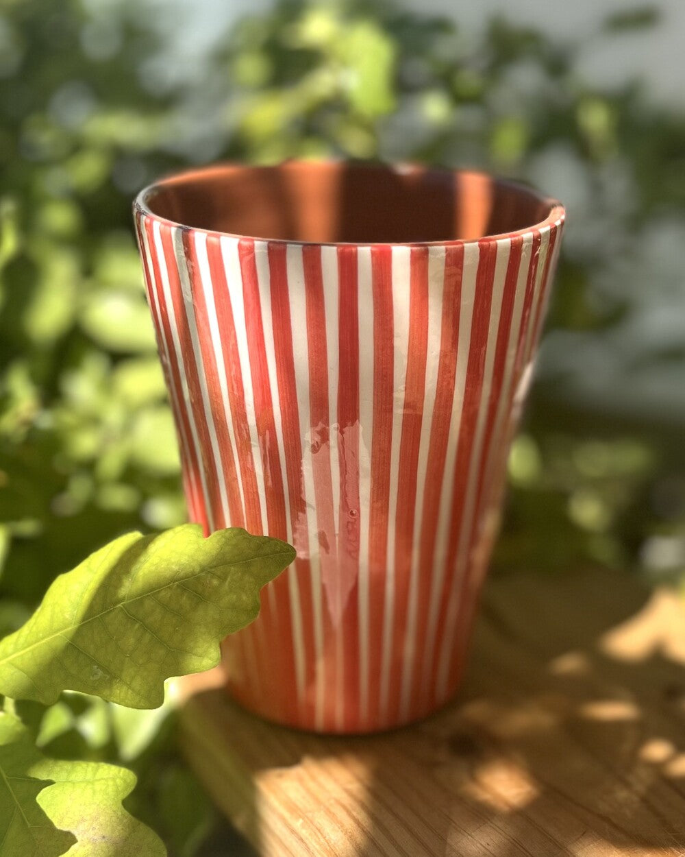 Maxi tasse fines rayures rouge