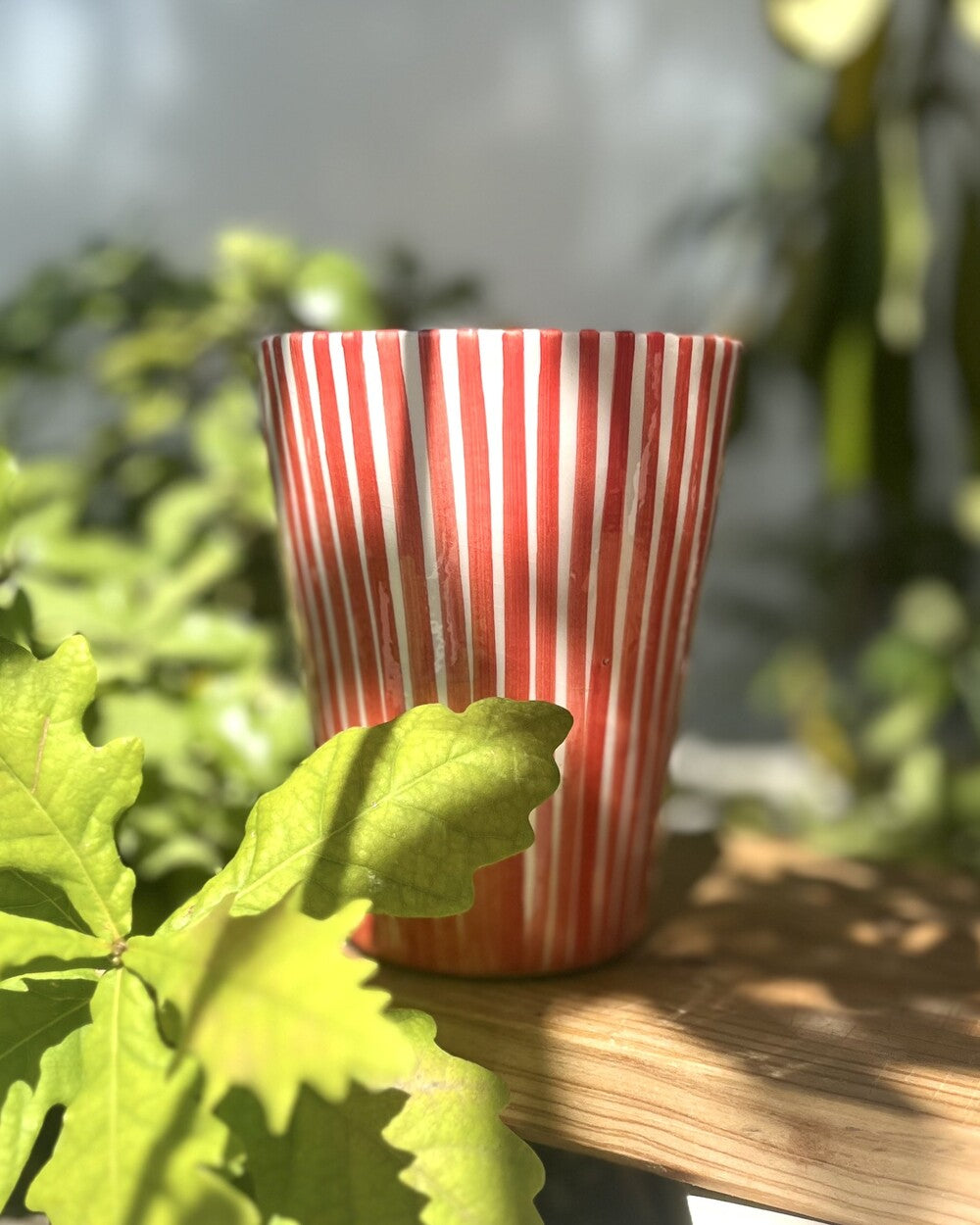 Maxi tasse fines rayures rouge