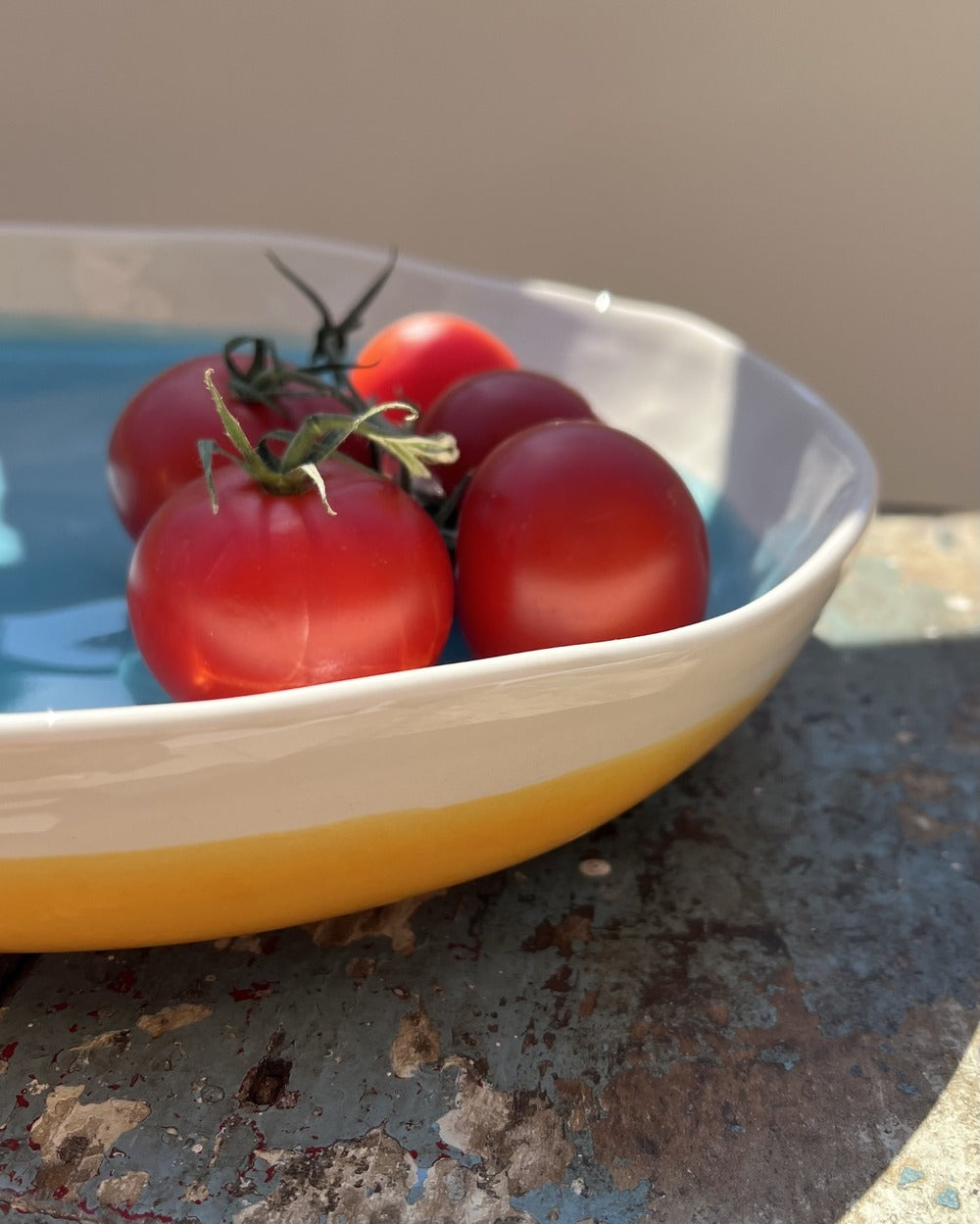 Round dish with Tribe rim