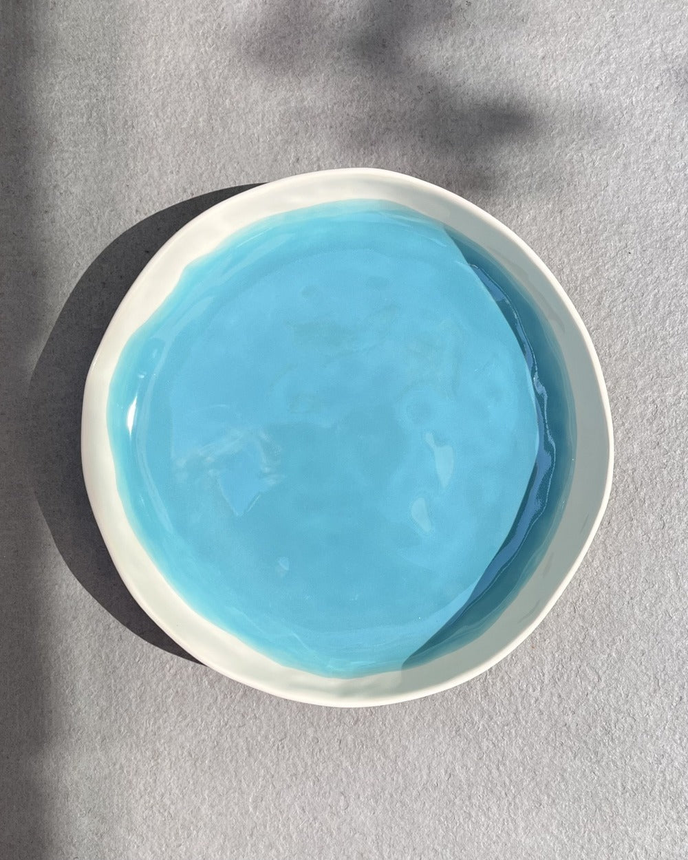 Round dish with Tribe rim
