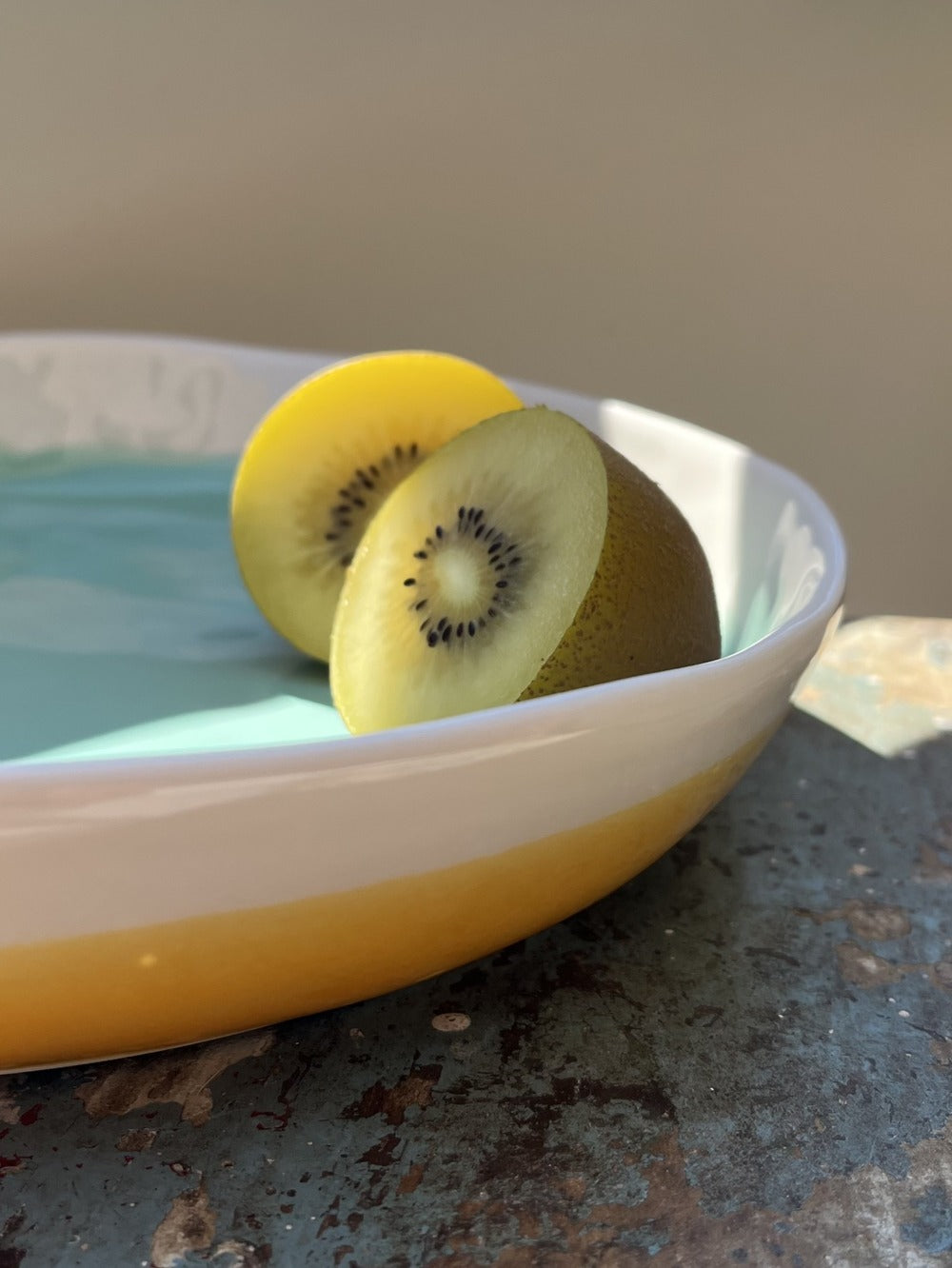 Round dish with Tribe rim