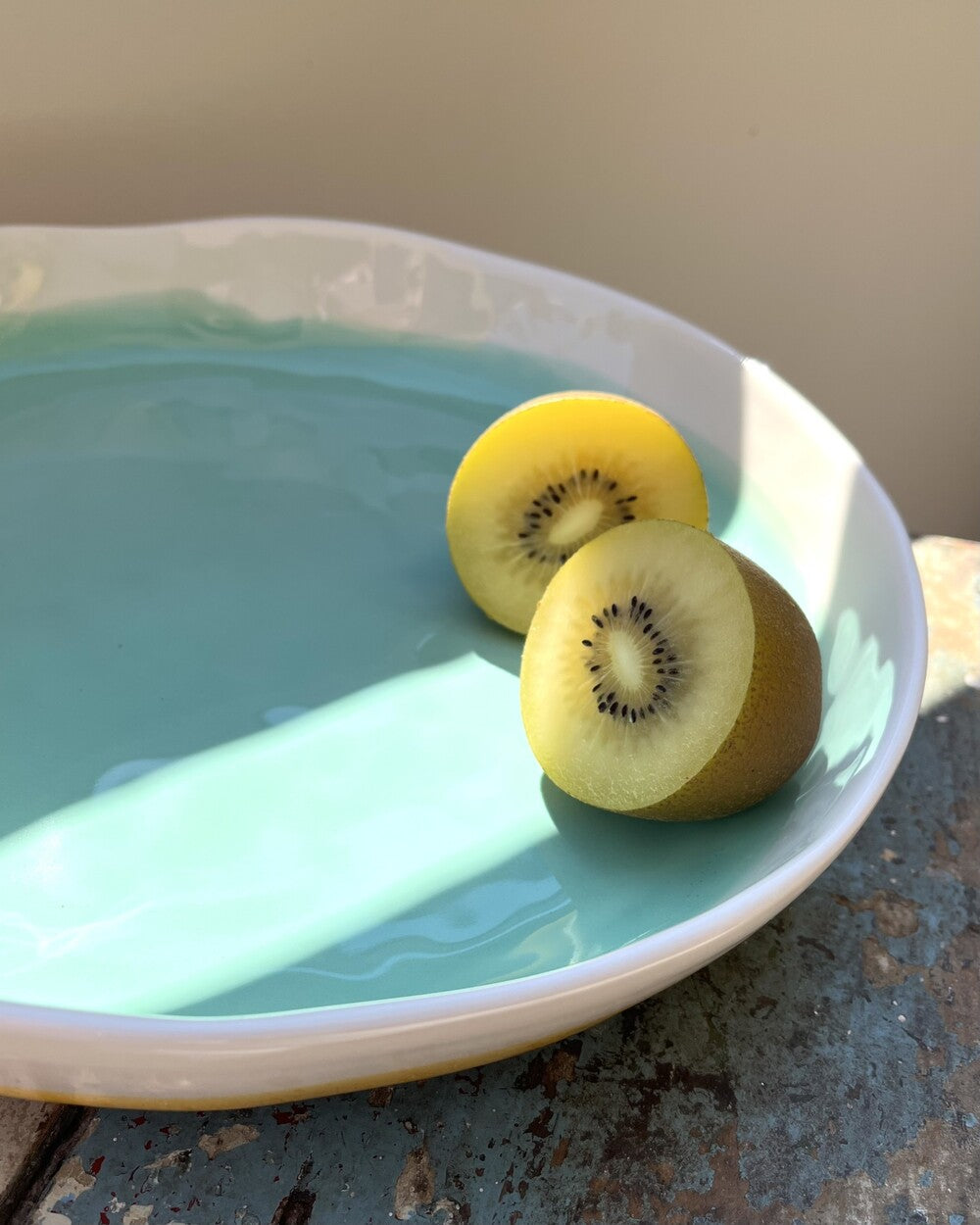 Round dish with Tribe rim