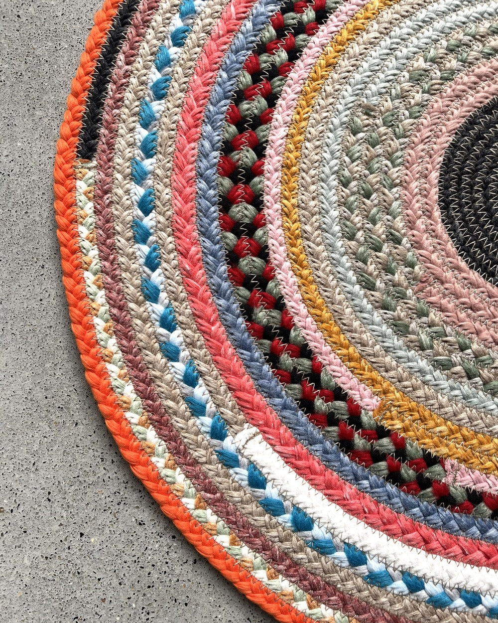 40cm round textile placemat with patchwork pattern
