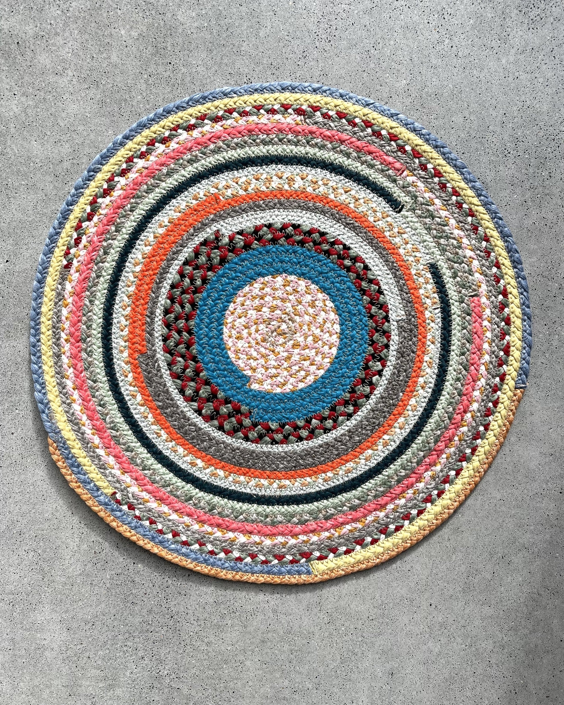 40cm round textile placemat with patchwork pattern