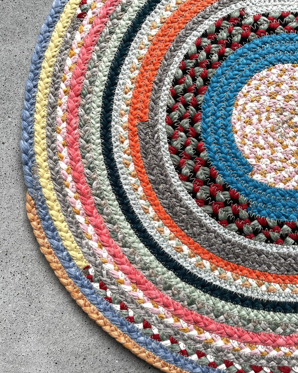 40cm round textile placemat with patchwork pattern