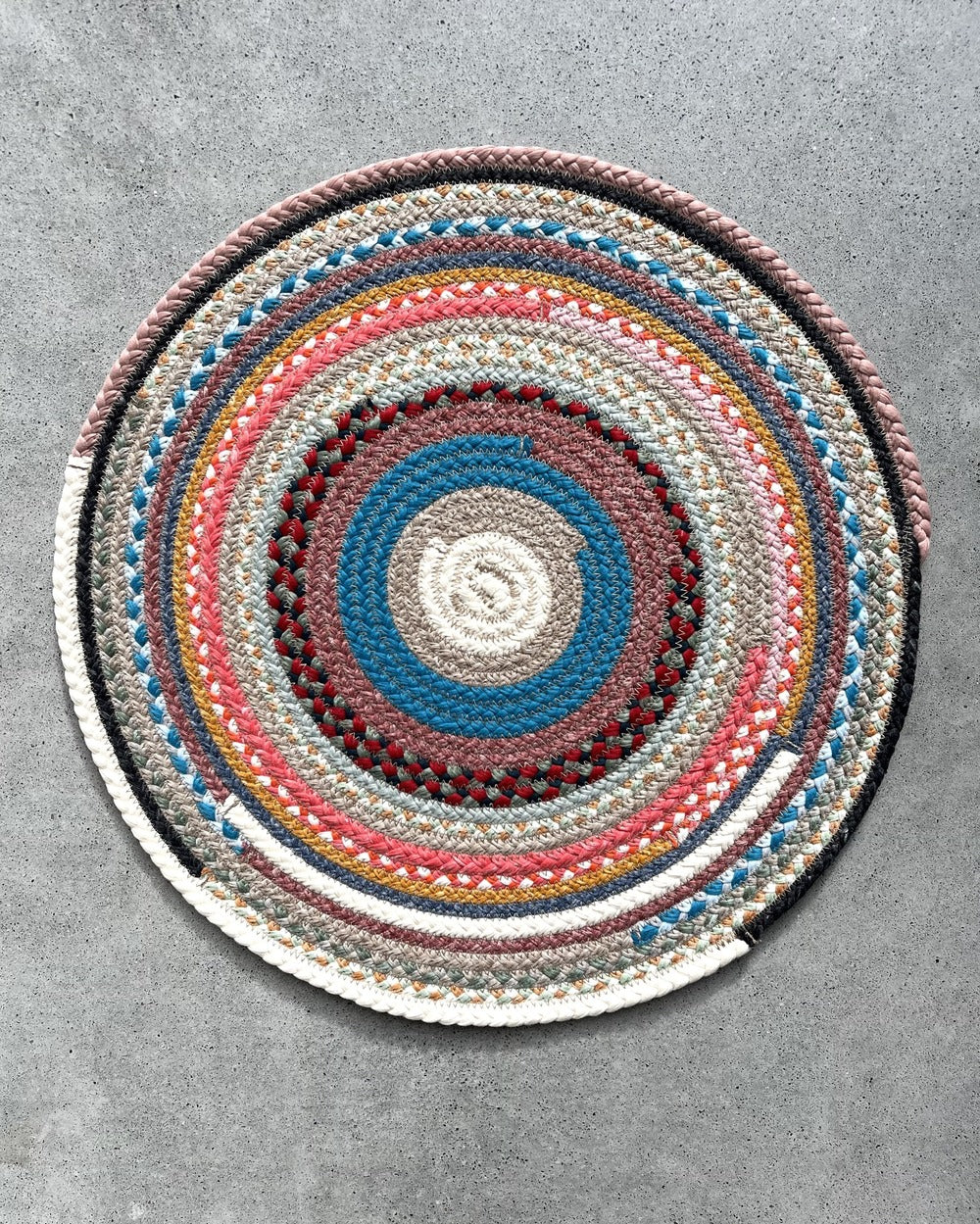 40cm round textile placemat with patchwork pattern