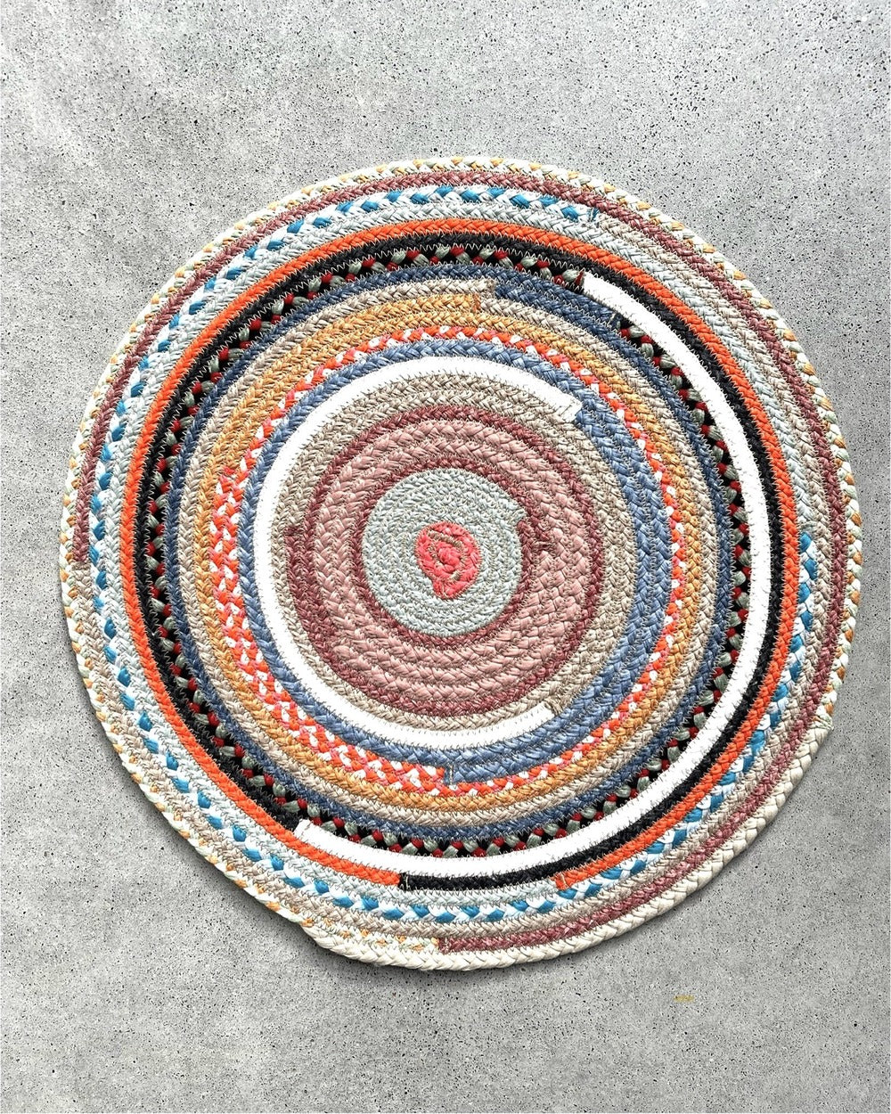 40cm round textile placemat with patchwork pattern