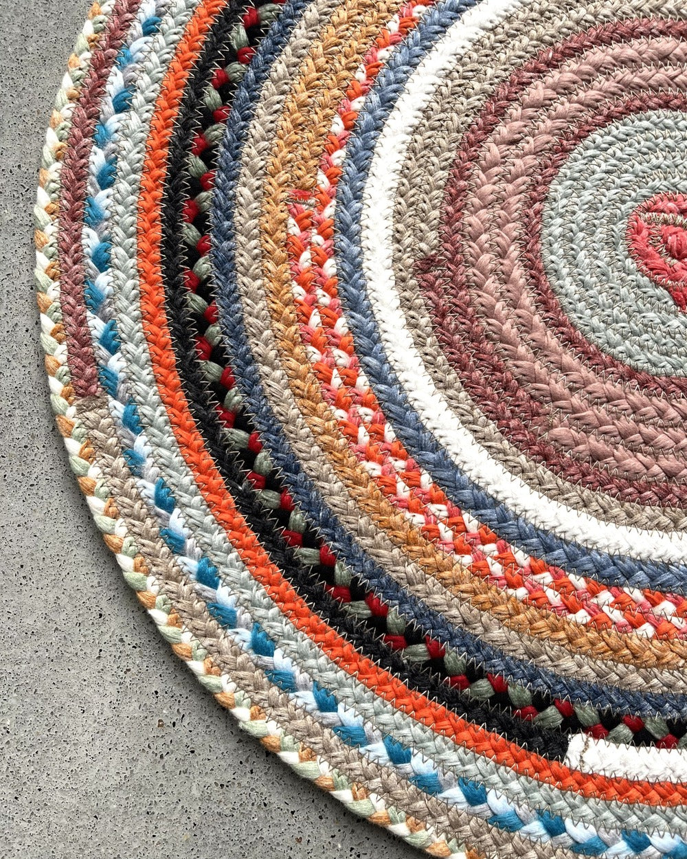40cm round textile placemat with patchwork pattern