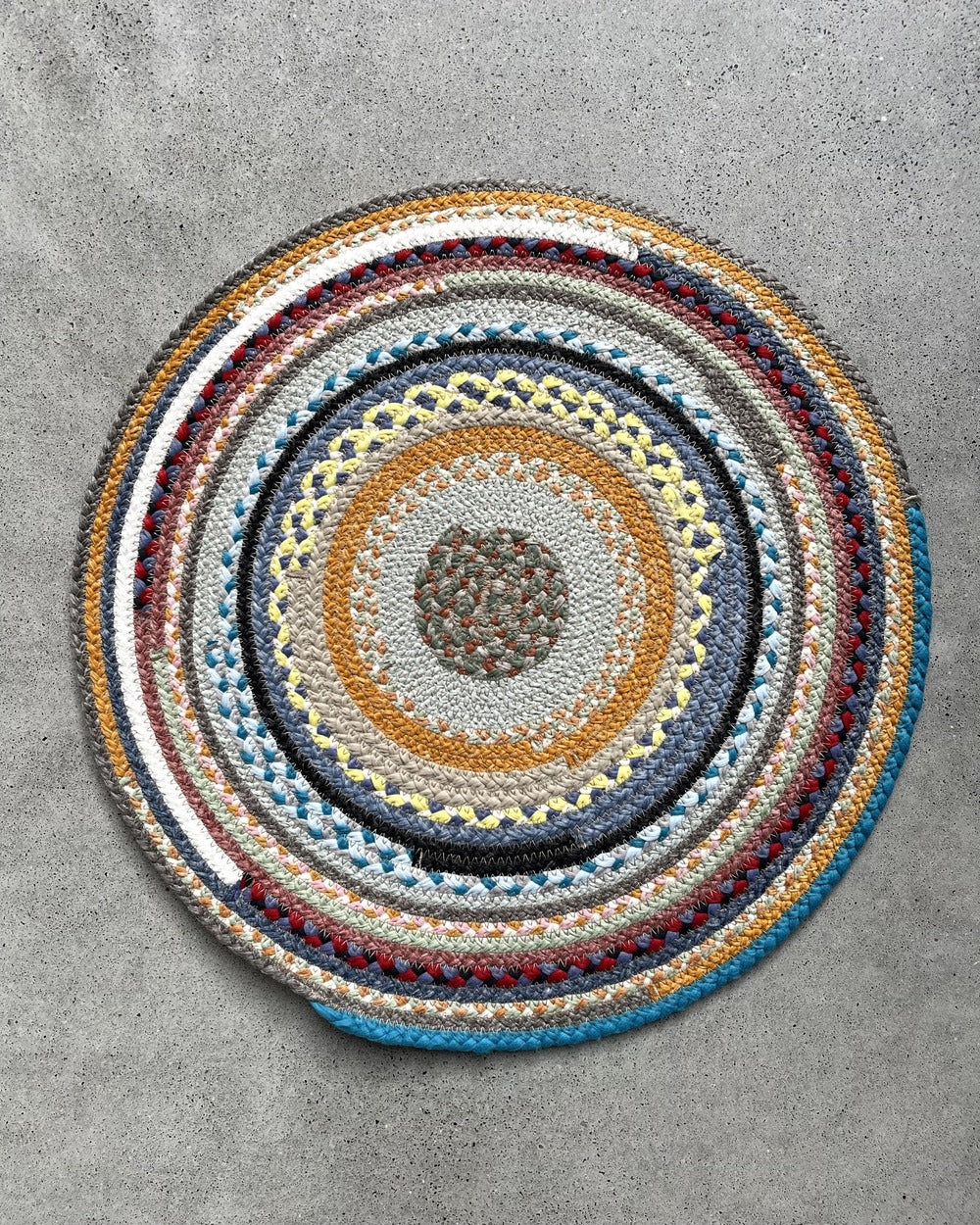 40cm round textile placemat with patchwork pattern