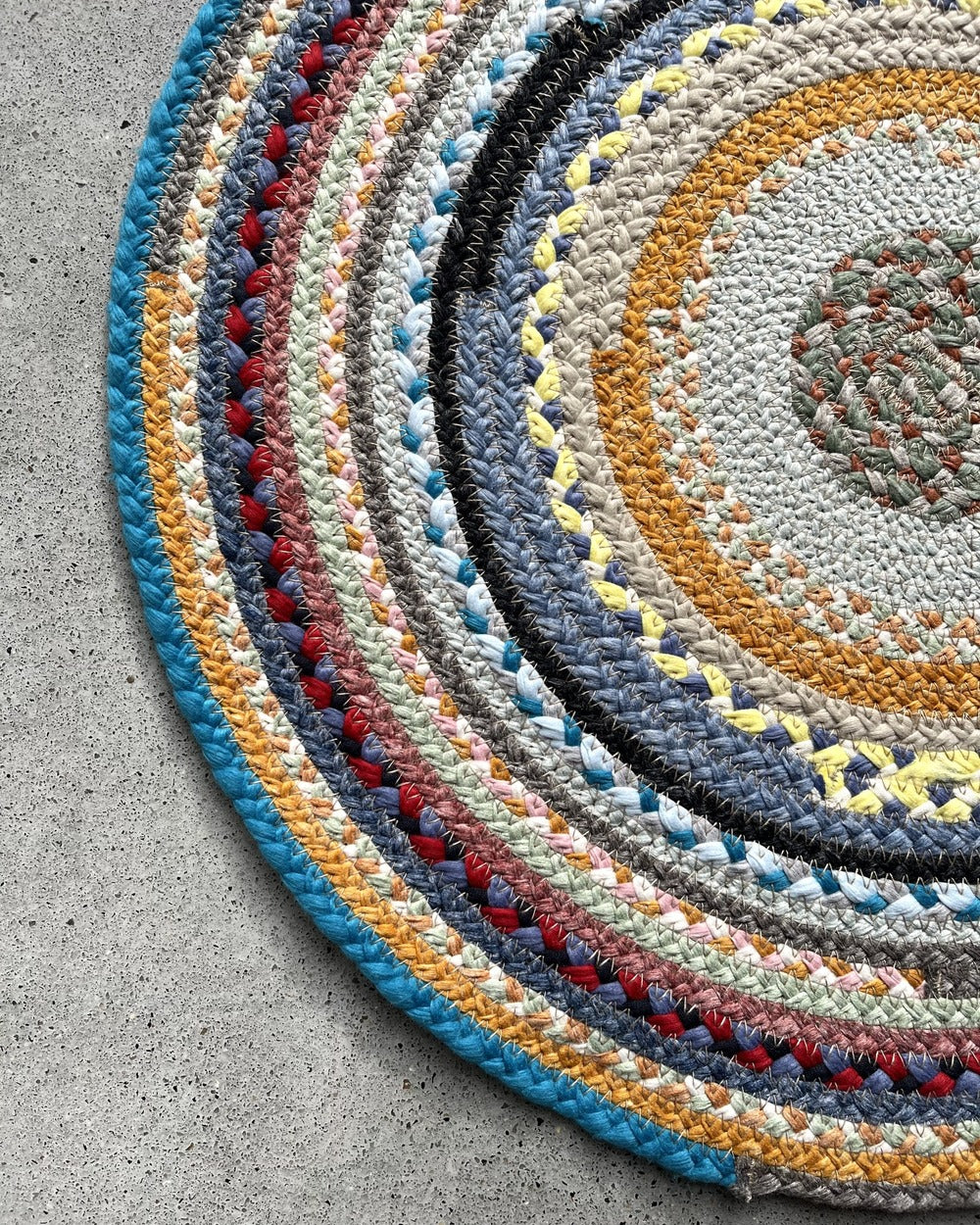 40cm round textile placemat with patchwork pattern