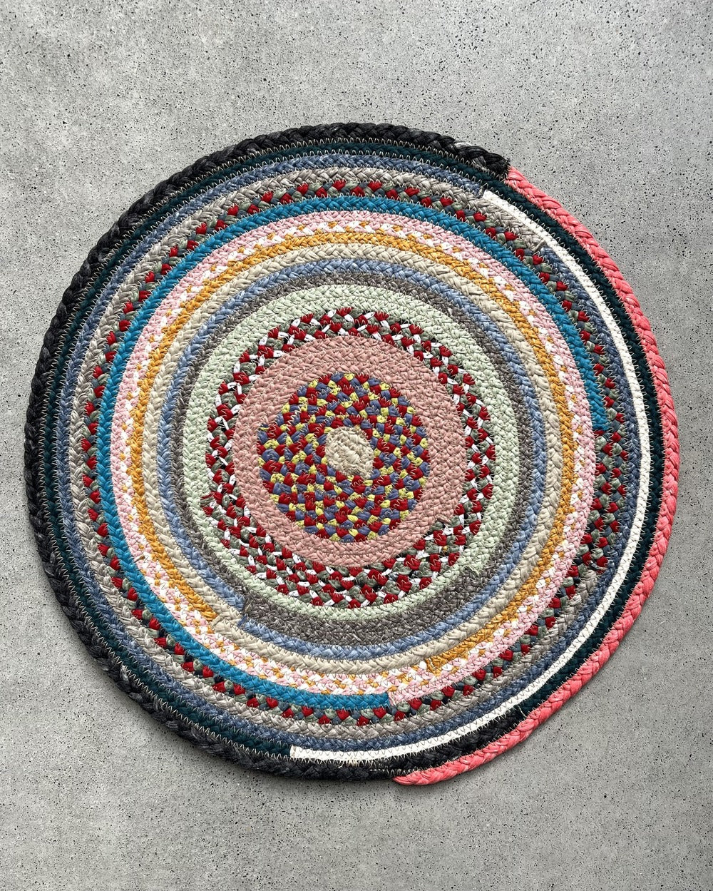40cm round textile placemat with patchwork pattern