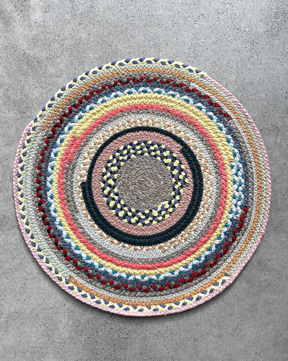 40cm round textile placemat with patchwork pattern