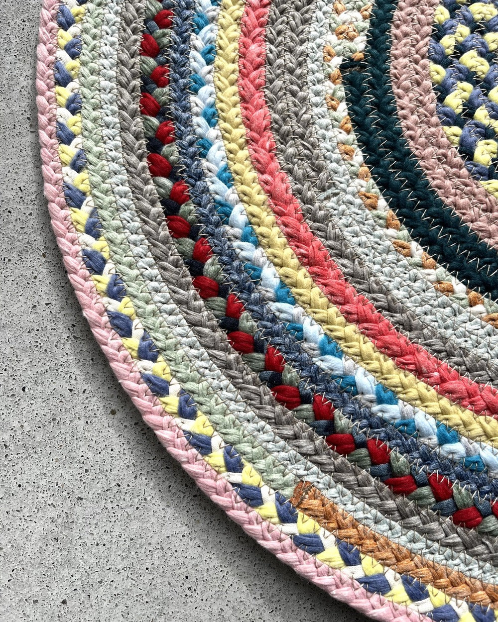 40cm round textile placemat with patchwork pattern
