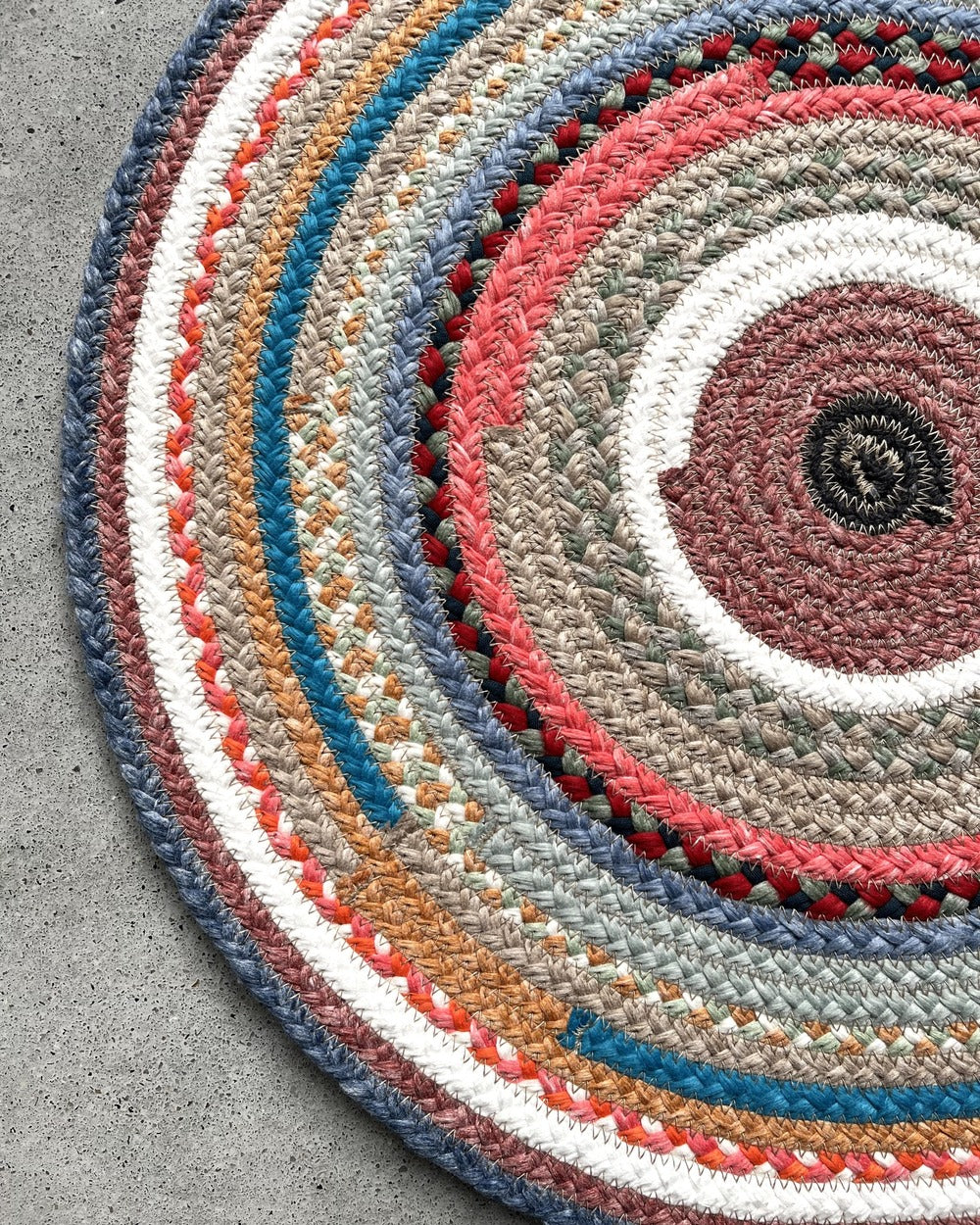 40cm round textile placemat with patchwork pattern