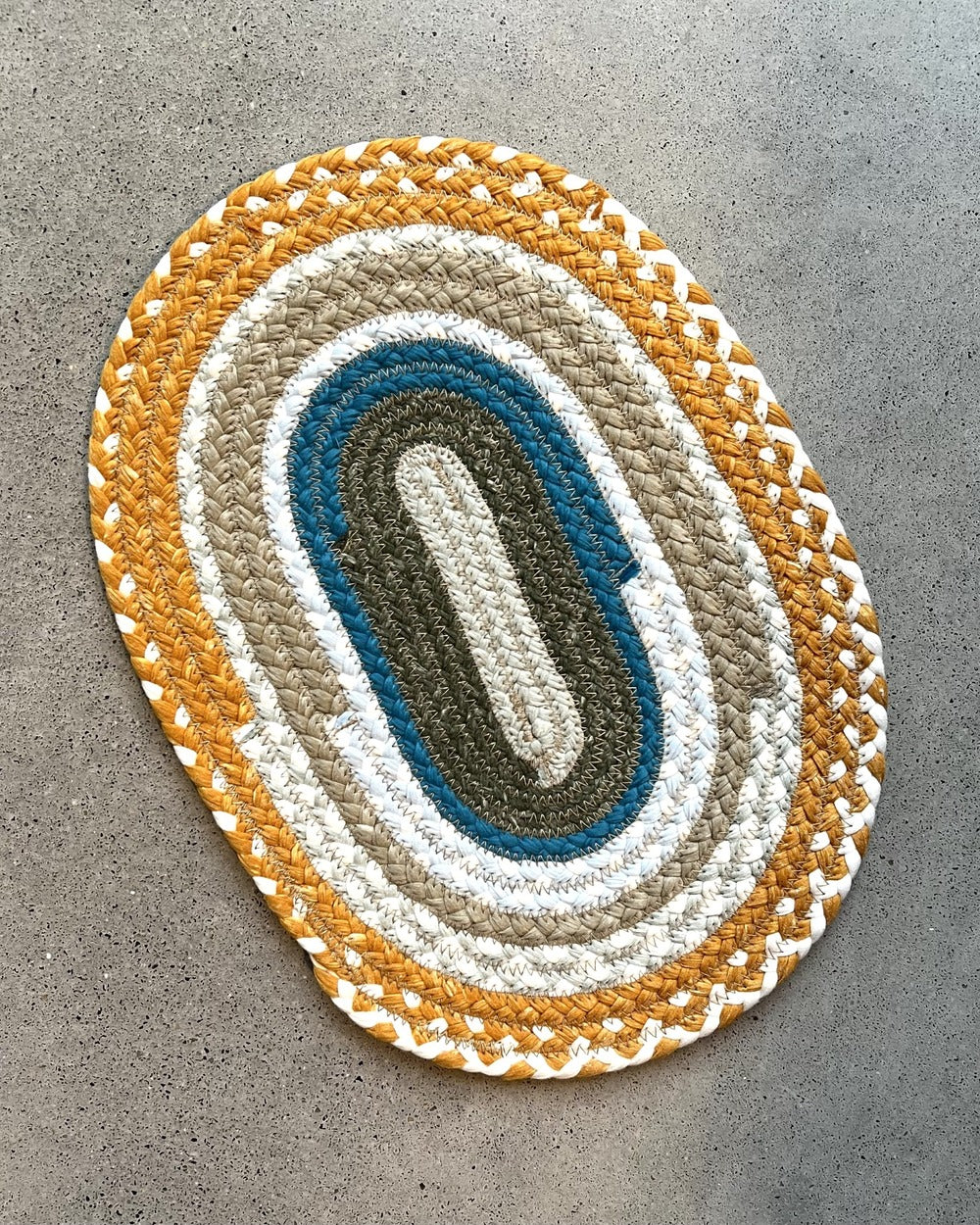 20cm round trivet in two-tone textile