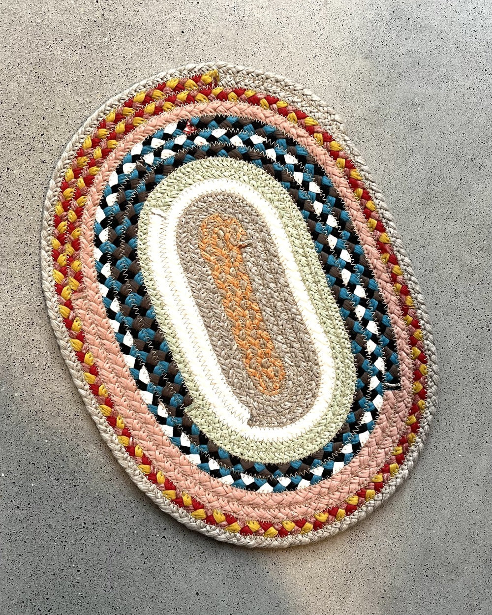20cm round trivet in two-tone textile