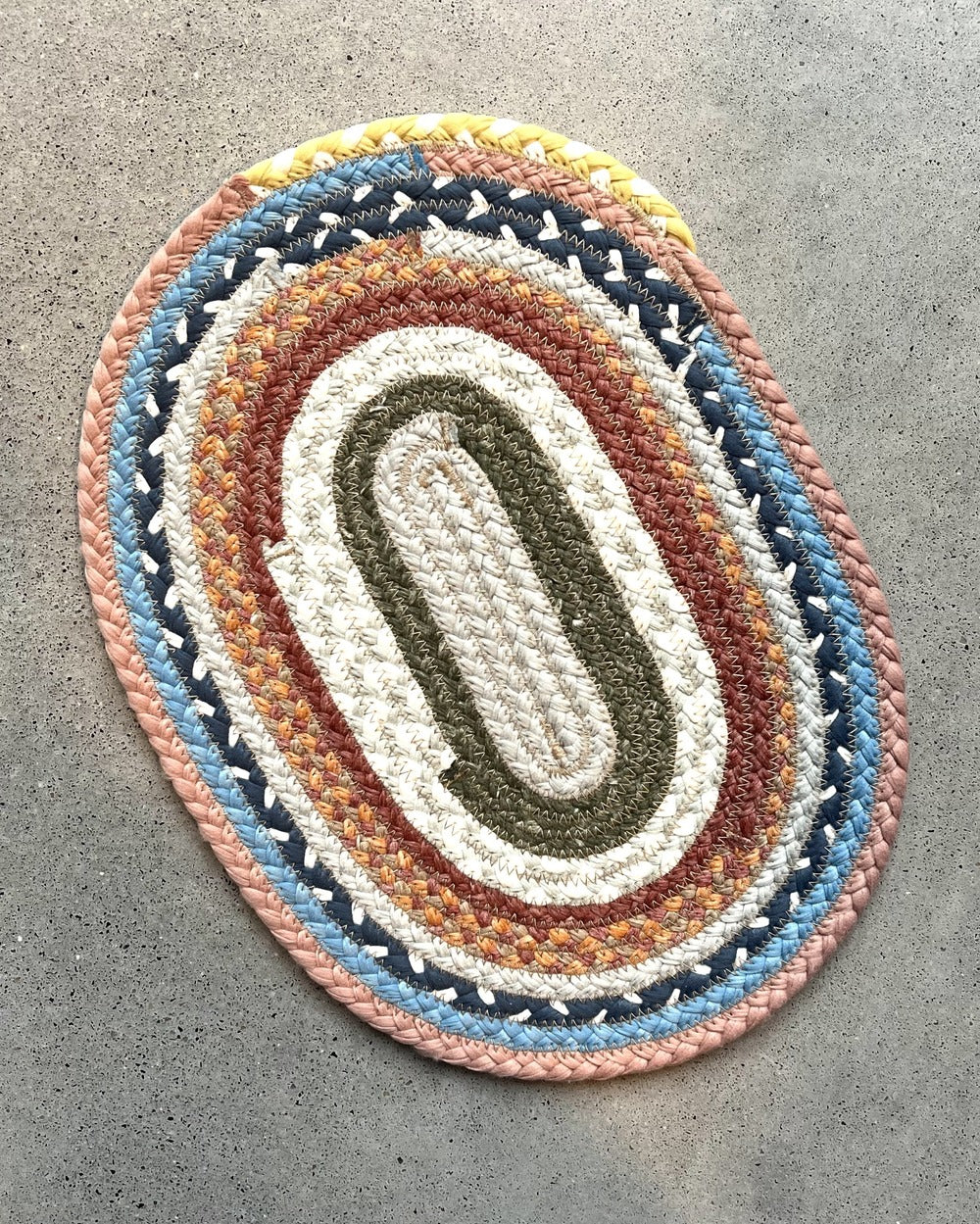 20cm round trivet in two-tone textile