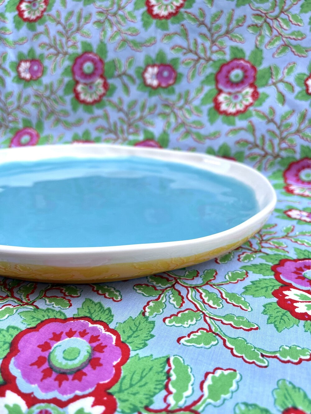Round dish with Tribe rim