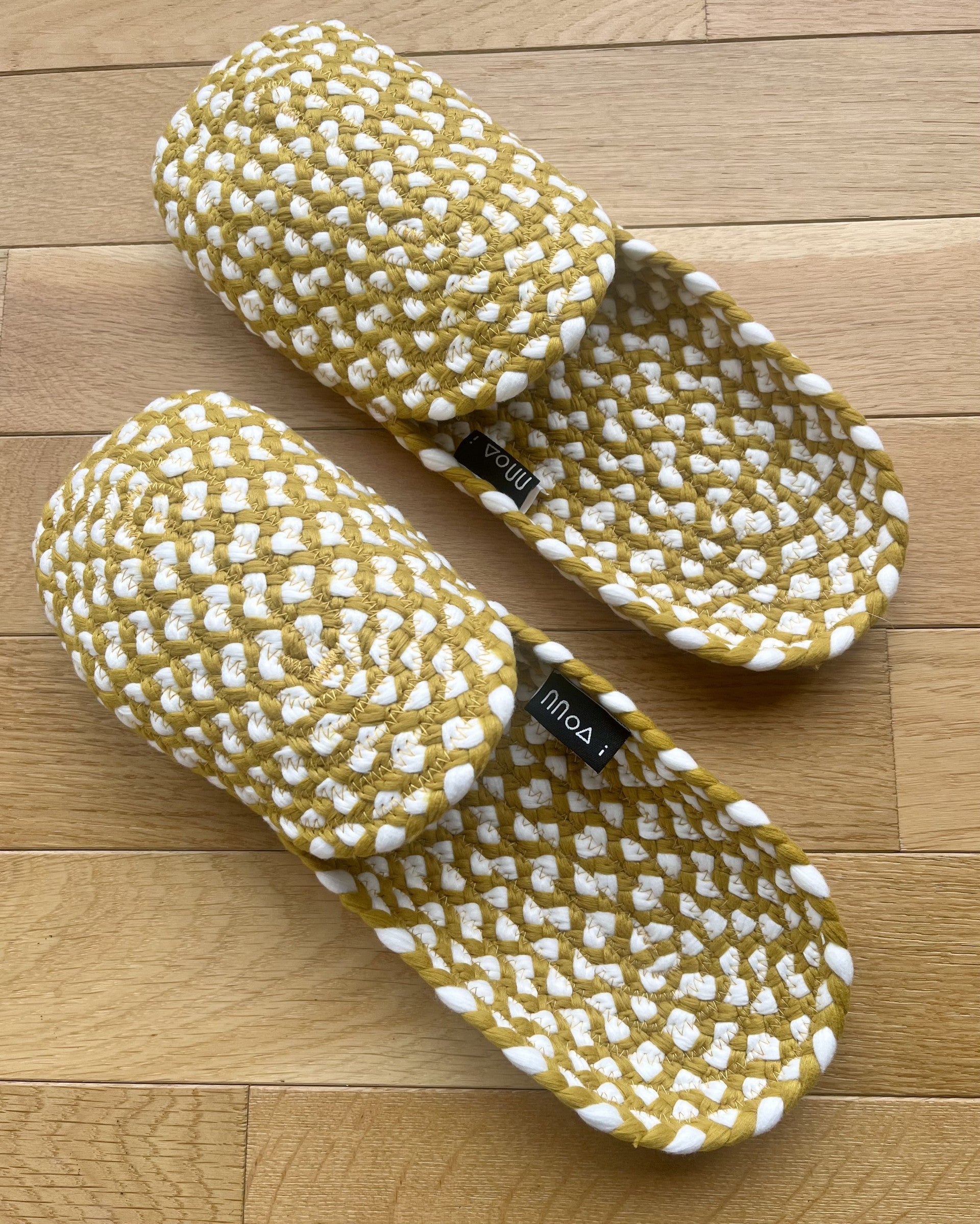 Chaussons jaune et blanc 39/40 (taille L)
