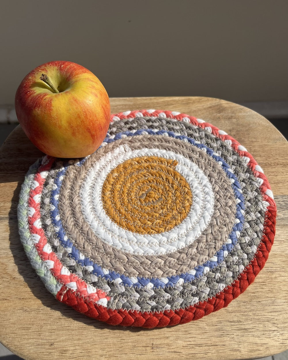 20cm round trivet in two-tone textile