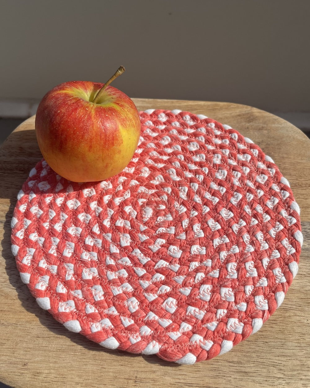 20cm round trivet in two-tone textile