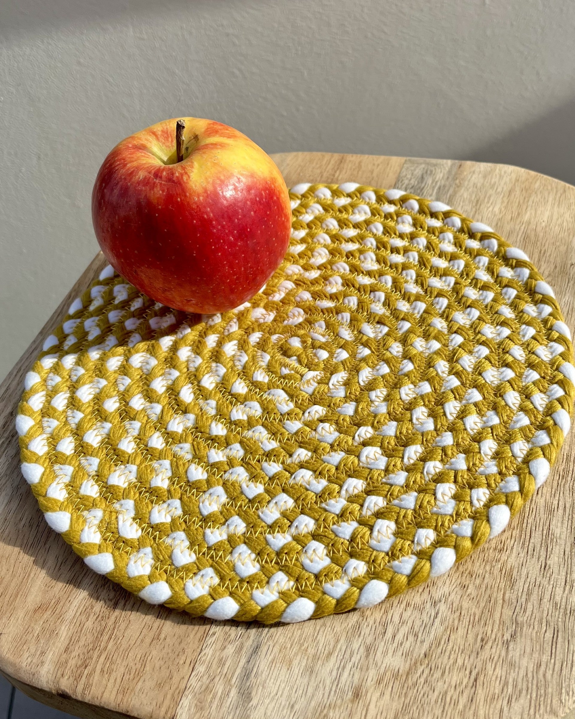 20cm round trivet in two-tone textile