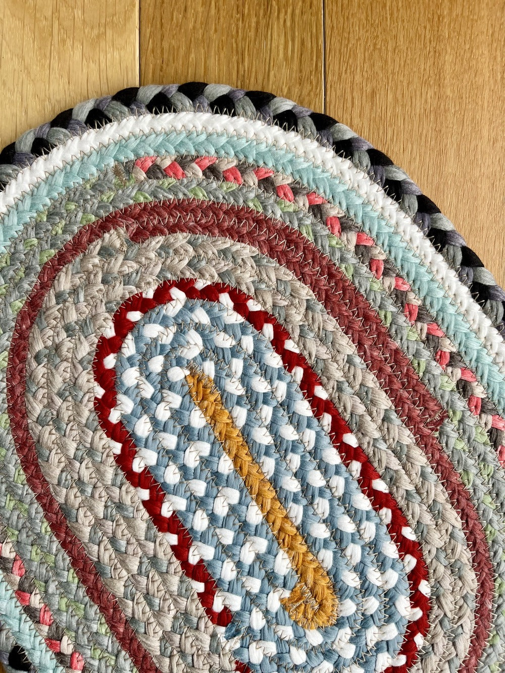 20cm round trivet in two-tone textile