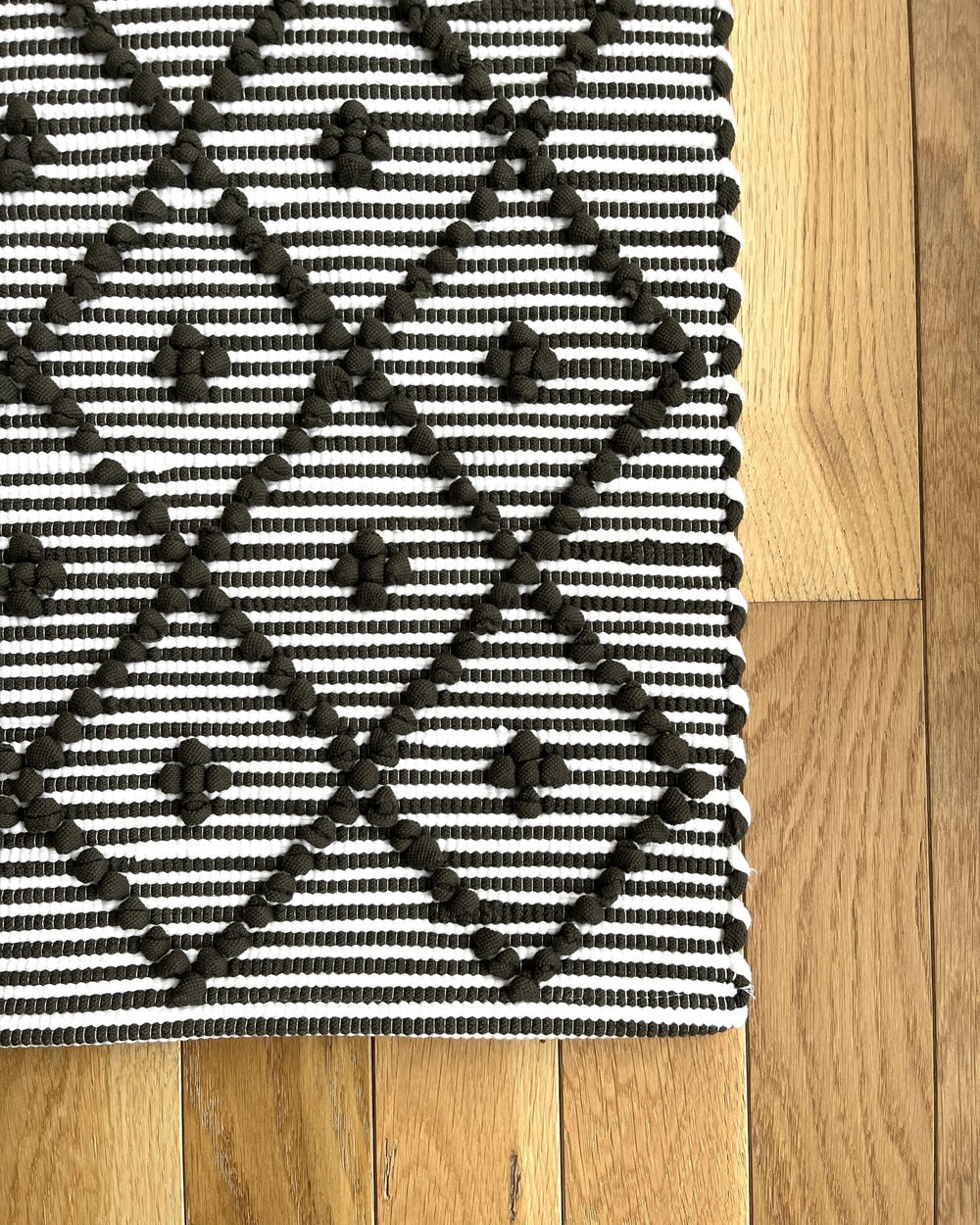 Tapis Amelia khaki foncé et blanc (50 x 100)